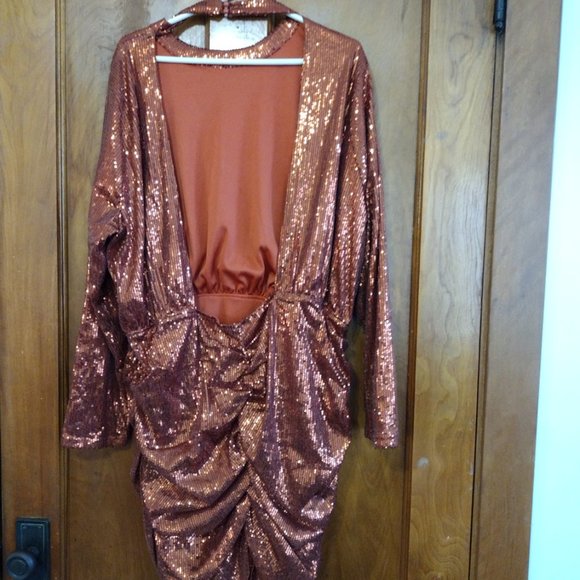 Backless embellished ruched nini dress - Picture 4 of 10